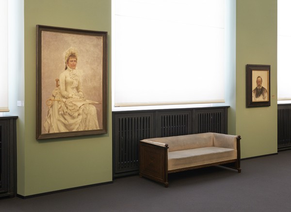 Karl Stauffer-Bern, Portrait de Lydia Welti-Escher, 1886, huile sur toile, Kunsthaus Zürich (legs d’Emil Welti en 1940), sur cette photo tout à gauche au premier plan.