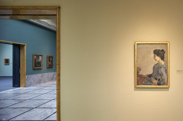 Ferdinand Hodler, Ritratto di Hélène Weiglé, 1889, olio su tela, Kunsthaus Zürich (acquisto 1918), visibile a destra nella foto in primo piano, Foto: Simon Schmid, BN.
